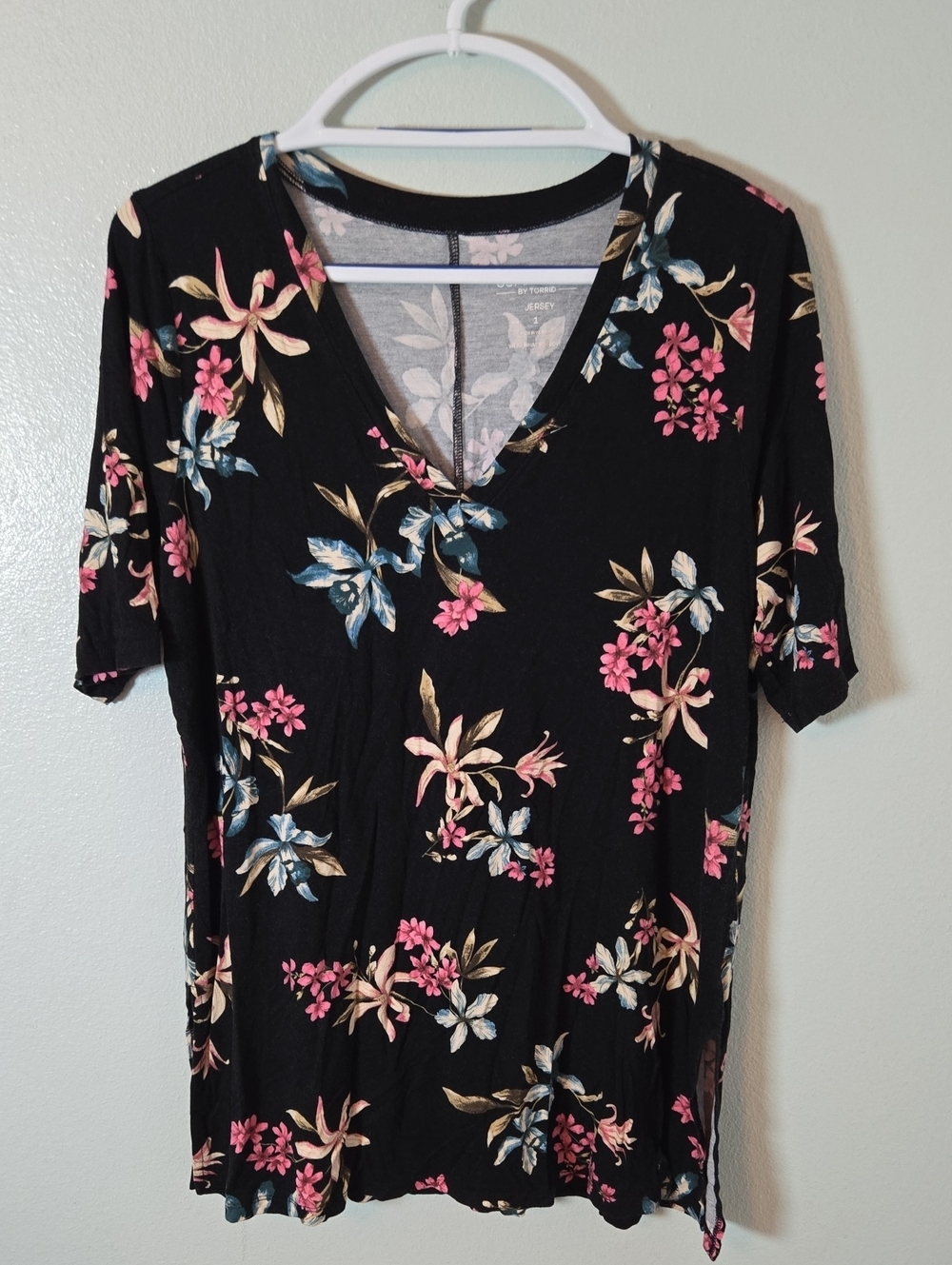 Torrid | NWT Black Tropical Floral Print V Neck Super Soft Short Sleeve Tee Sz 1